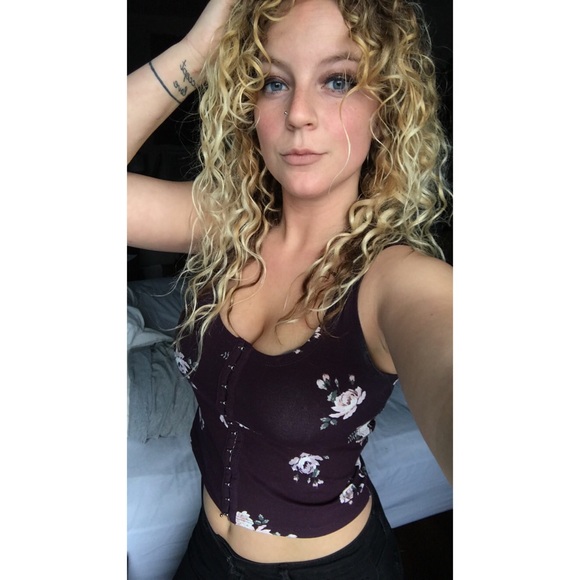 Meet your Posher, Hannah - Picture 1 of 2